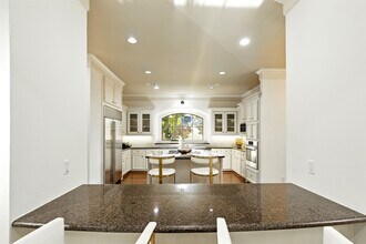 5105 Pocahontas St in Bellaire, TX - Building Photo - Building Photo