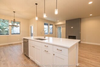 63144 NW Via Cambria in Bend, OR - Building Photo - Building Photo