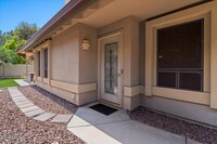 687 N May St in Chandler, AZ - Foto de edificio - Building Photo