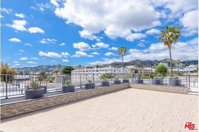 1338 N Formosa Ave in Los Angeles, CA - Building Photo - Building Photo