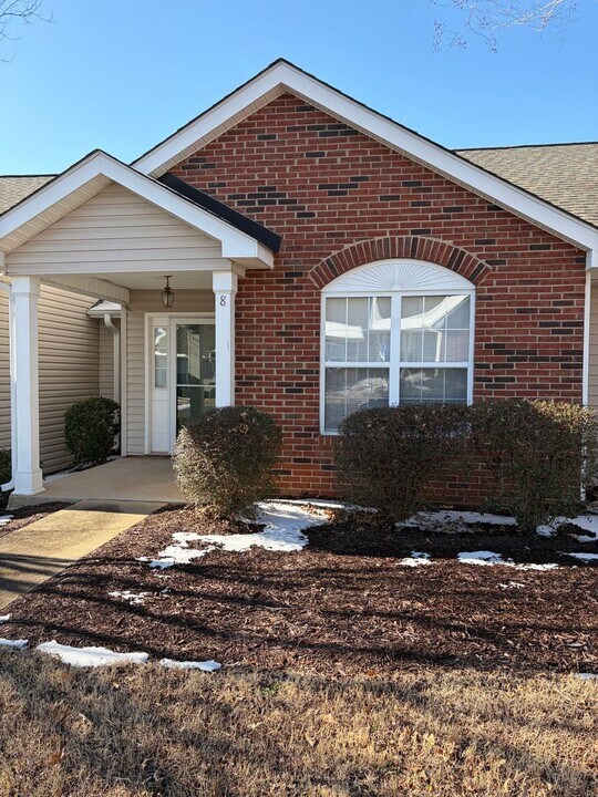 8 Enoree View Dr in Greer, SC - Building Photo