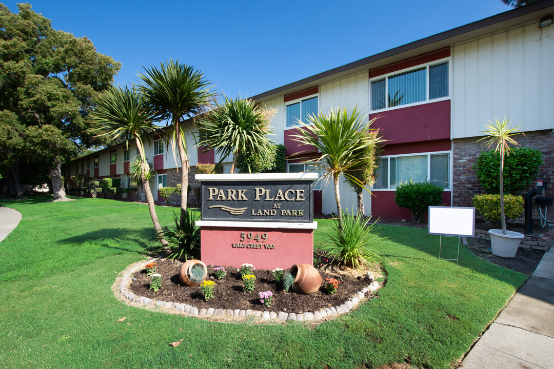 Park Place at Land Park in Sacramento, CA - Foto de edificio