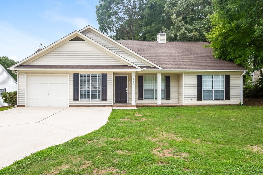 691 Rebecca Jane Dr in Mooresville, NC - Foto de edificio