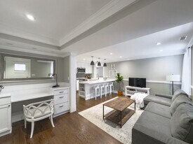 3445 N Hoyne Ave, Unit J07P in Chicago, IL - Building Photo