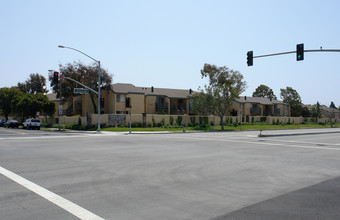 Leeward Village in Oxnard, CA - Foto de edificio - Building Photo