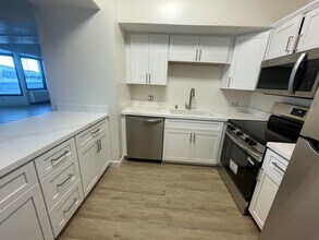 6363 Christie Ave in Emeryville, CA - Building Photo - Building Photo