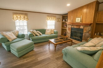 44 Heinle Rd in Swan Lake, NY - Foto de edificio - Building Photo