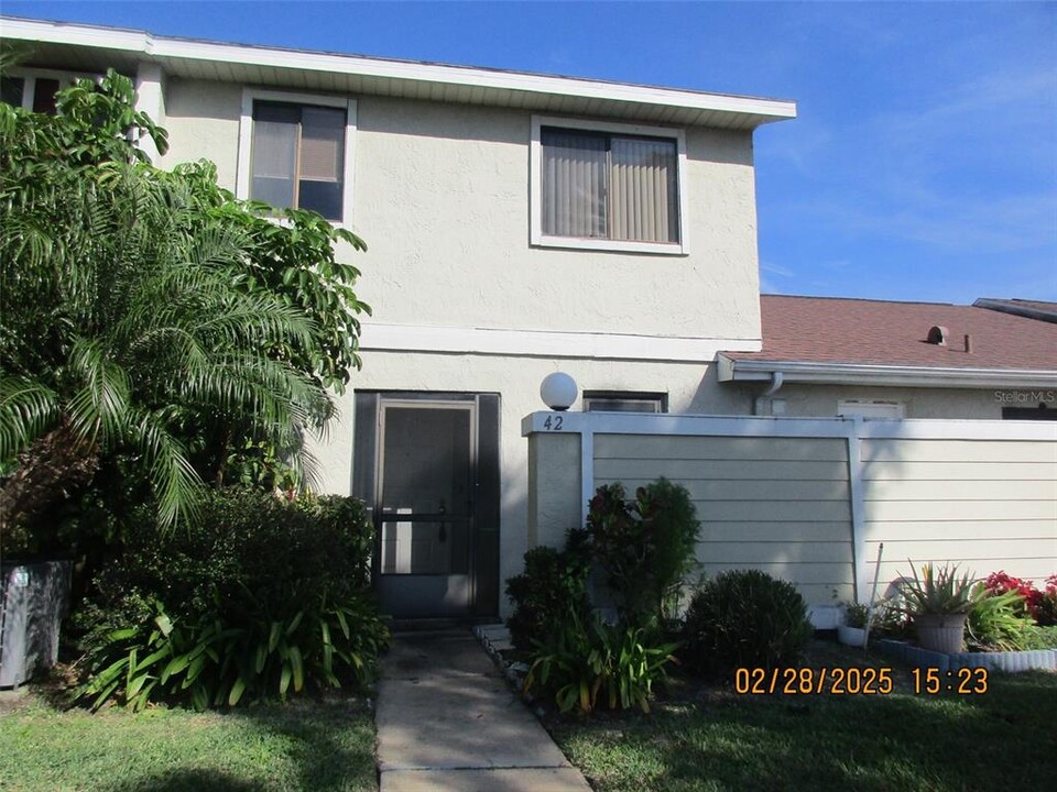 42 Pine Island Cir in Kissimmee, FL - Building Photo