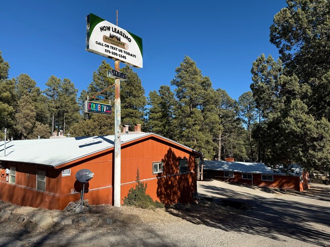 Woodlands Cabins in Ruidoso, NM - Foto de edificio - Building Photo