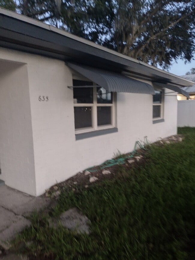 635 N Nova Rd in Daytona Beach, FL - Foto de edificio - Building Photo