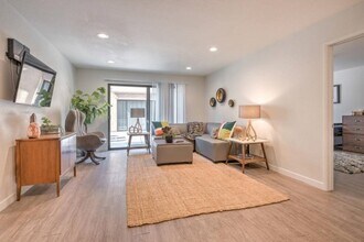 3030 Shrine Place in Los Angeles, CA - Foto de edificio - Building Photo