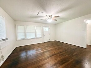 824 S Anderson St in Angleton, TX - Building Photo - Building Photo