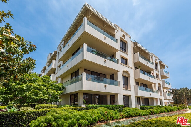 701 Ocean Ave in Santa Monica, CA - Building Photo - Building Photo