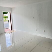 17348 NW 74th Ave in Hialeah, FL - Building Photo