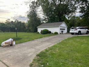 111 Lynnwood Dr in Clarksville, IN - Building Photo - Building Photo