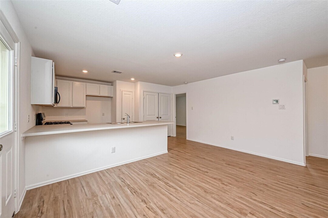 5027 Hurston Pk Trl in Rosharon, TX - Building Photo