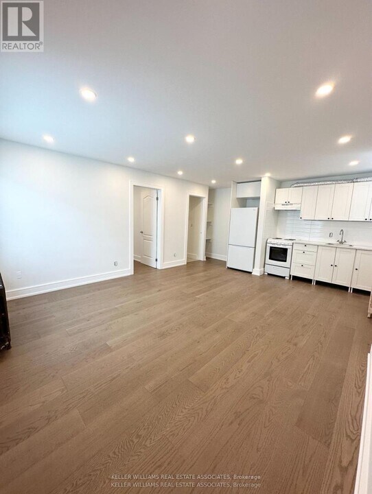 237-237 Lakeshore Rd E in Mississauga, ON - Building Photo