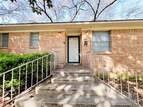 8715 Labron Ave in Dallas, TX - Building Photo - Building Photo