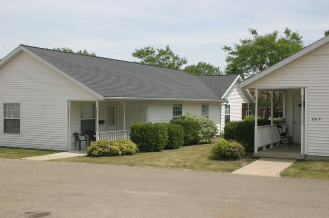 Hurst Cottage Apartments in Maquoketa, IA - Building Photo - Building Photo