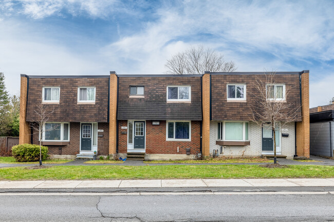 30-72 Chesterton Dr in Ottawa, ON - Building Photo - Building Photo