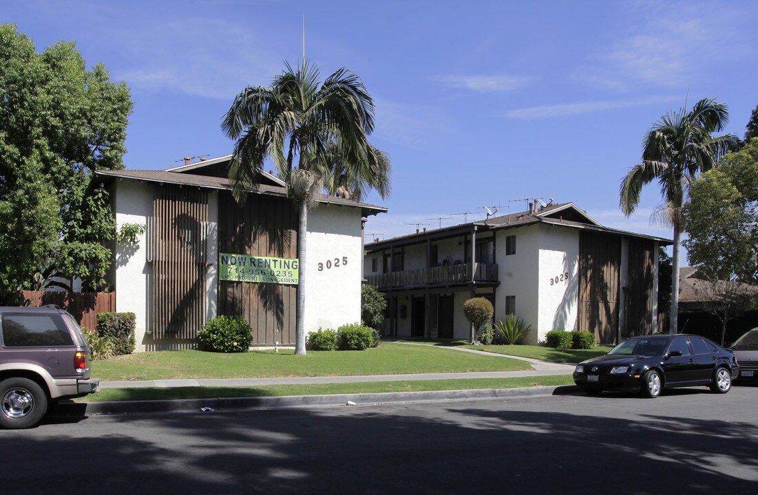 3025 Topaz Ln in Fullerton, CA - Foto de edificio