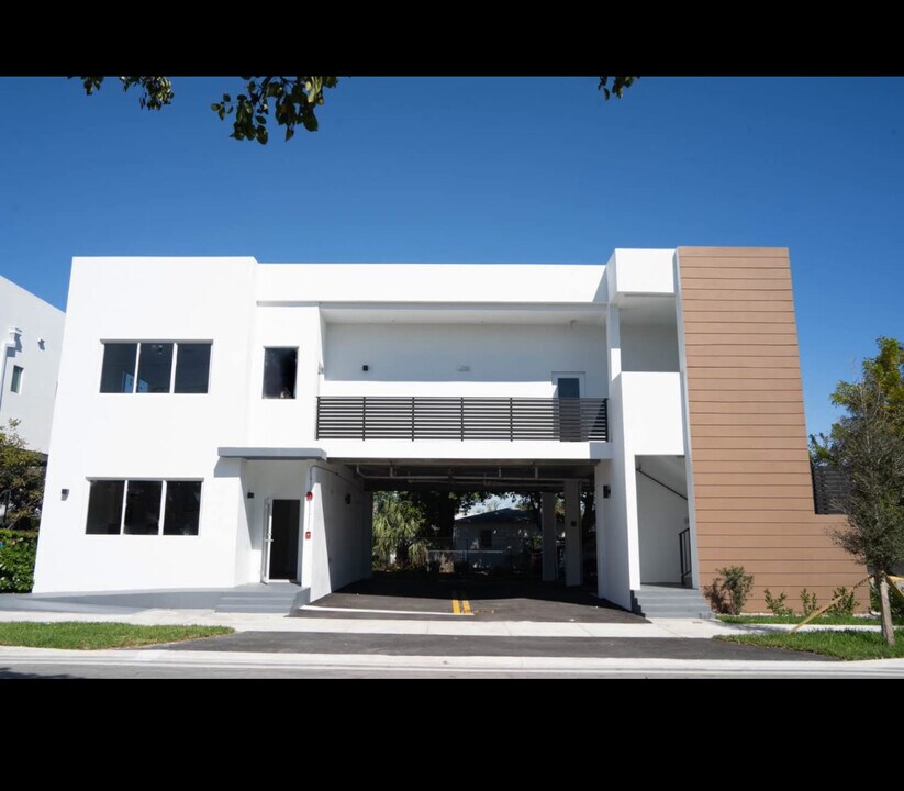 500 Foster Rd, Unit 500 Foster Unit A in Hallandale Beach, FL - Building Photo
