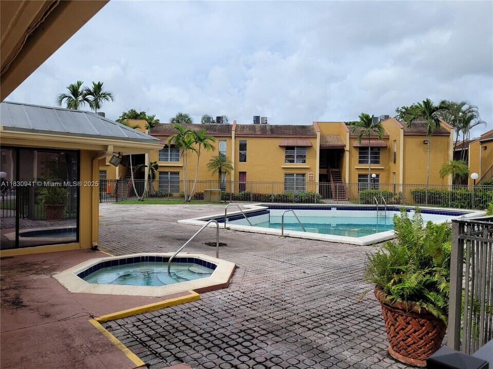 4509 Treehouse Ln in Tamarac, FL - Building Photo