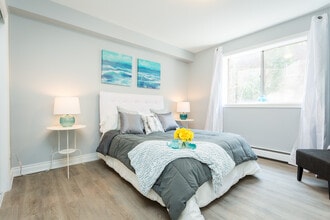 2200 King St E in Hamilton, ON - Building Photo - Building Photo