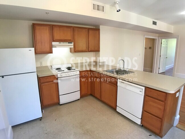 881 Massachusetts Ave in Cambridge, MA - Foto de edificio - Building Photo