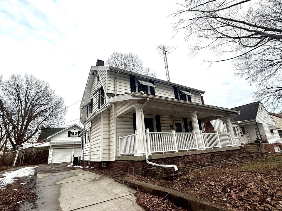 936 Ridge Rd NW in Canton, OH - Building Photo