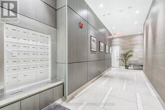 1960 Queen St E in Toronto, ON - Building Photo - Building Photo