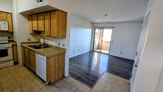 1810 E Blacklidge Dr in Tucson, AZ - Building Photo