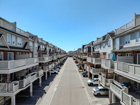 588 Shoreline Dr in Mississauga, ON - Building Photo