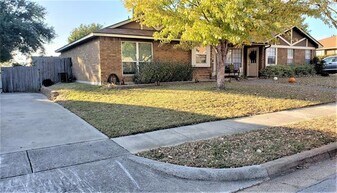 2925 Timothy Ln in Euless, TX - Building Photo