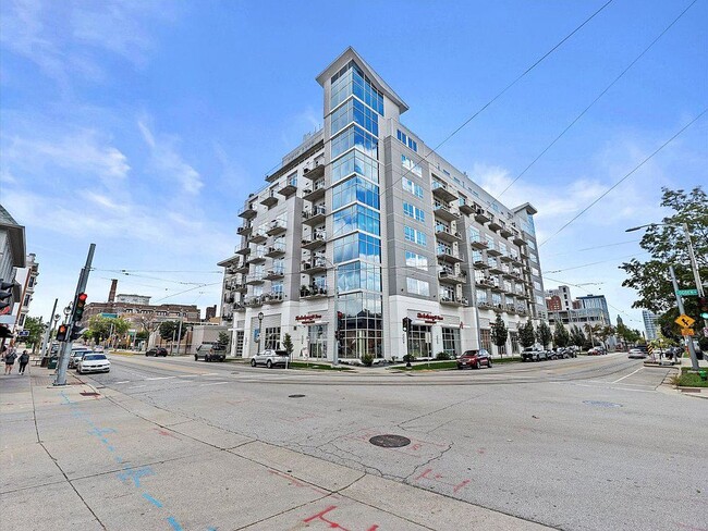 601 E Ogden Ave, Unit 605 in Milwaukee, WI - Building Photo - Building Photo