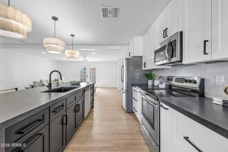 7415 E Holly St in Scottsdale, AZ - Building Photo - Building Photo