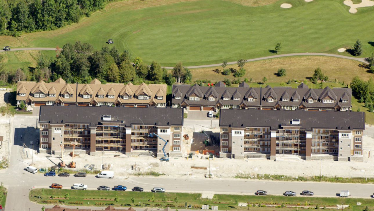 The View Blue Fairway in Collingwood, ON - Building Photo