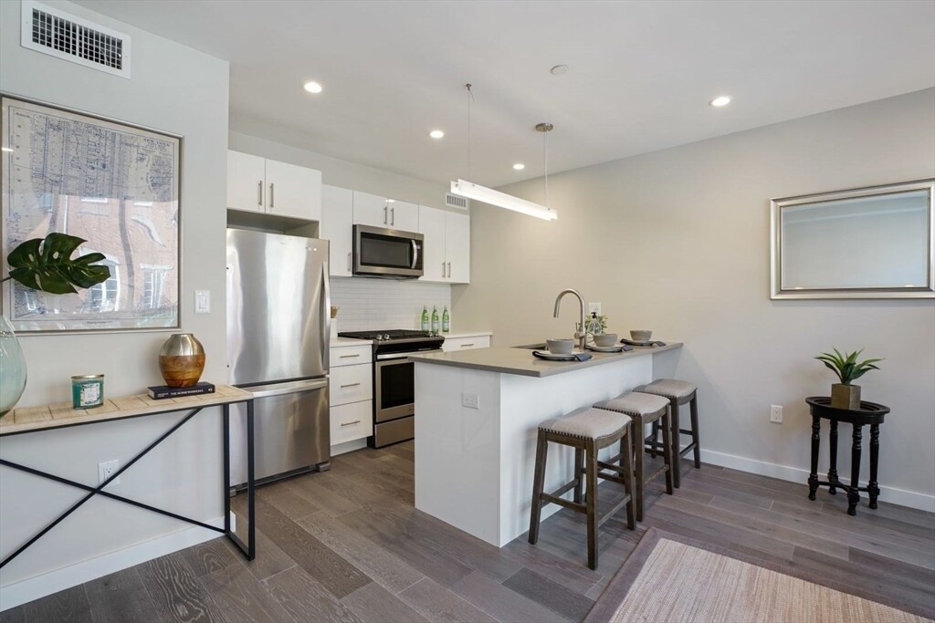 242 Hanover St, Unit 2 in Boston, MA - Building Photo