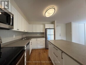 5611 Valley Wy in Niagara Falls, ON - Building Photo - Building Photo