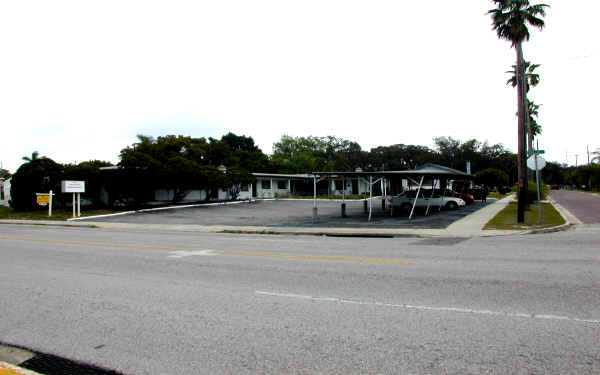 Douglas Apartments in Dunedin, FL - Building Photo