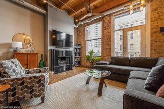 616 W Fulton St, Unit 218 in Chicago, IL - Foto de edificio - Building Photo