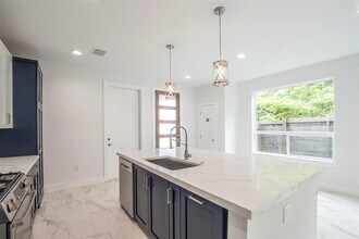 616 W Dittmar Rd in Austin, TX - Building Photo - Building Photo