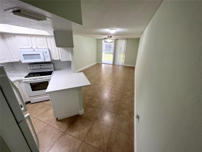 8215 Lake Dr in Doral, FL - Building Photo - Building Photo