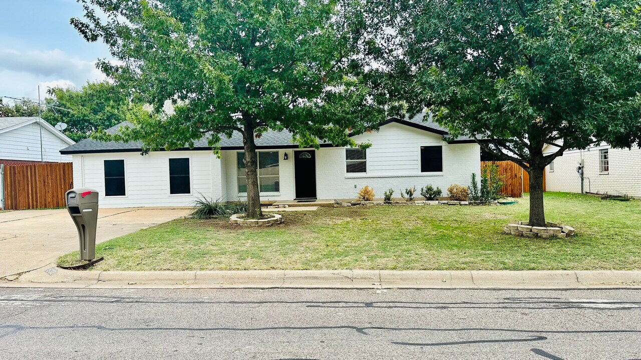 532 NW Douglas St in Burleson, TX - Building Photo