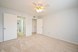 8427 Hearth Dr in Houston, TX - Building Photo - Building Photo