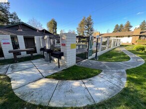 2416 Shadow Ln in Antioch, CA - Building Photo - Building Photo