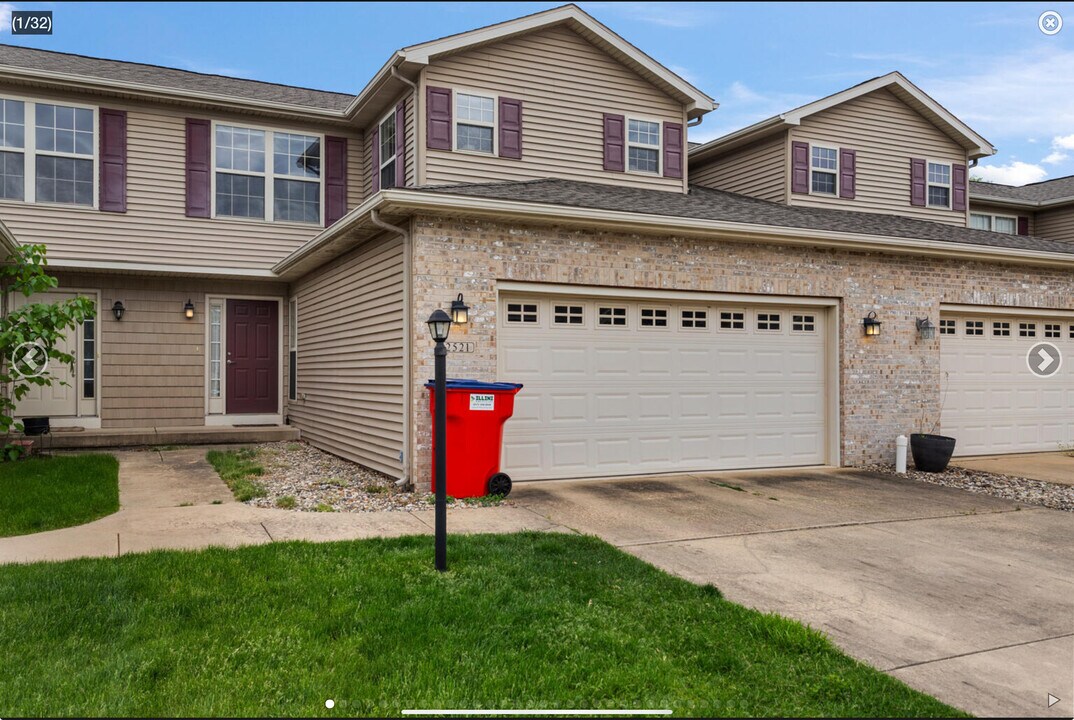 2521 Pembrook Point in Champaign, IL - Building Photo