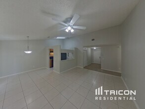232 Regal Park Dr in Valrico, FL - Building Photo - Building Photo
