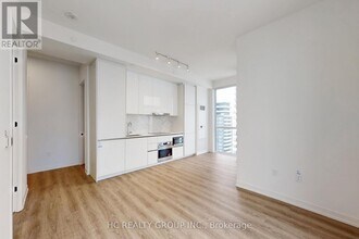 8 Interchange Wy in Vaughan, ON - Building Photo - Building Photo