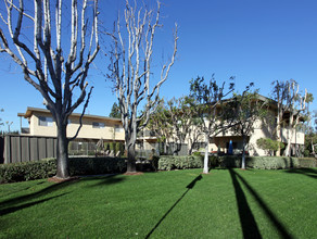 Twin Oaks Apartments in Orange, CA - Foto de edificio - Building Photo